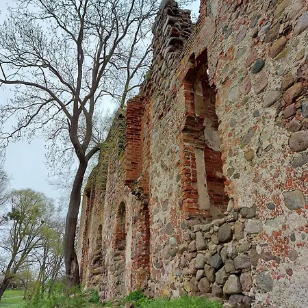 Zur Schlossruine Boldekow