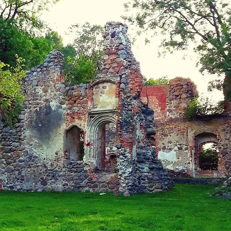 Zur Schlossruine * Boldekow